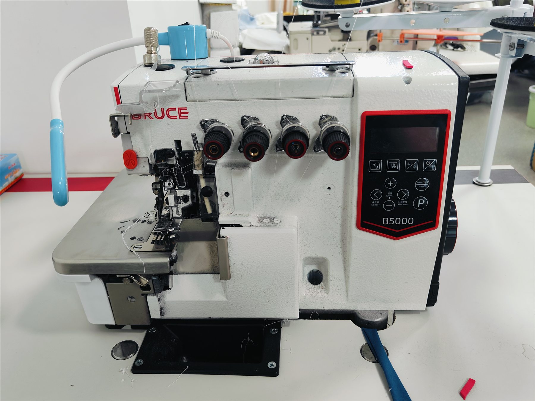 Computer-controlled overlock machine used for knitwear construction